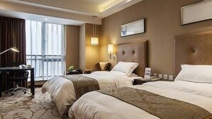 A hotel room with two beds, a desk, and a large window. - Xinchuan Shouzuo Hotel (Mianyang)