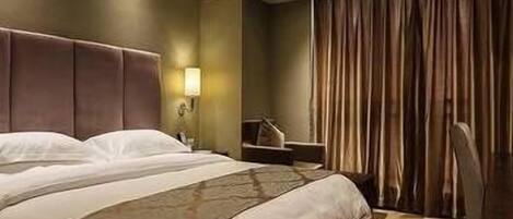 Une chambre d’hôtel avec un grand lit, une table de chevet, une lampe et une vue sur l’extérieur à travers les rideaux.