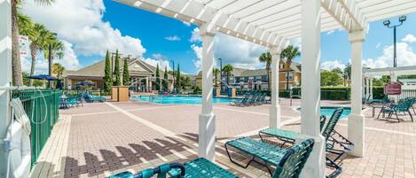 室外游泳池,提供泳池遮陽傘和日光浴躺椅