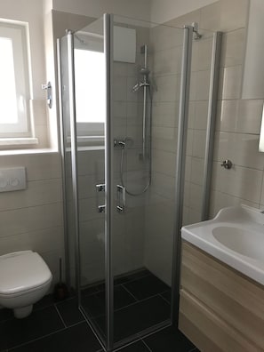 Kondominium, Bebas Asap Rokok | Kamar mandi | Shower, sandal,  dan handuk