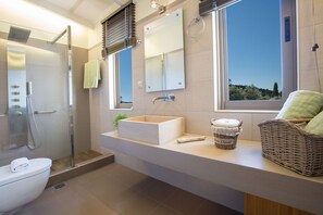 Villa luxueuse, 4 chambres, piscine privée, vue sur la mer | Salle de bain | Séchoir à cheveux, serviettes fournies