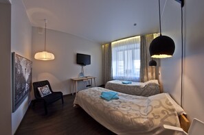 ห้องดับเบิลหรือทวิน, ห้องน้ำส่วนตัว | ตู้นิรภัยในห้องพัก, โต๊ะทำงาน, เตารีด/โต๊ะรีดผ้า