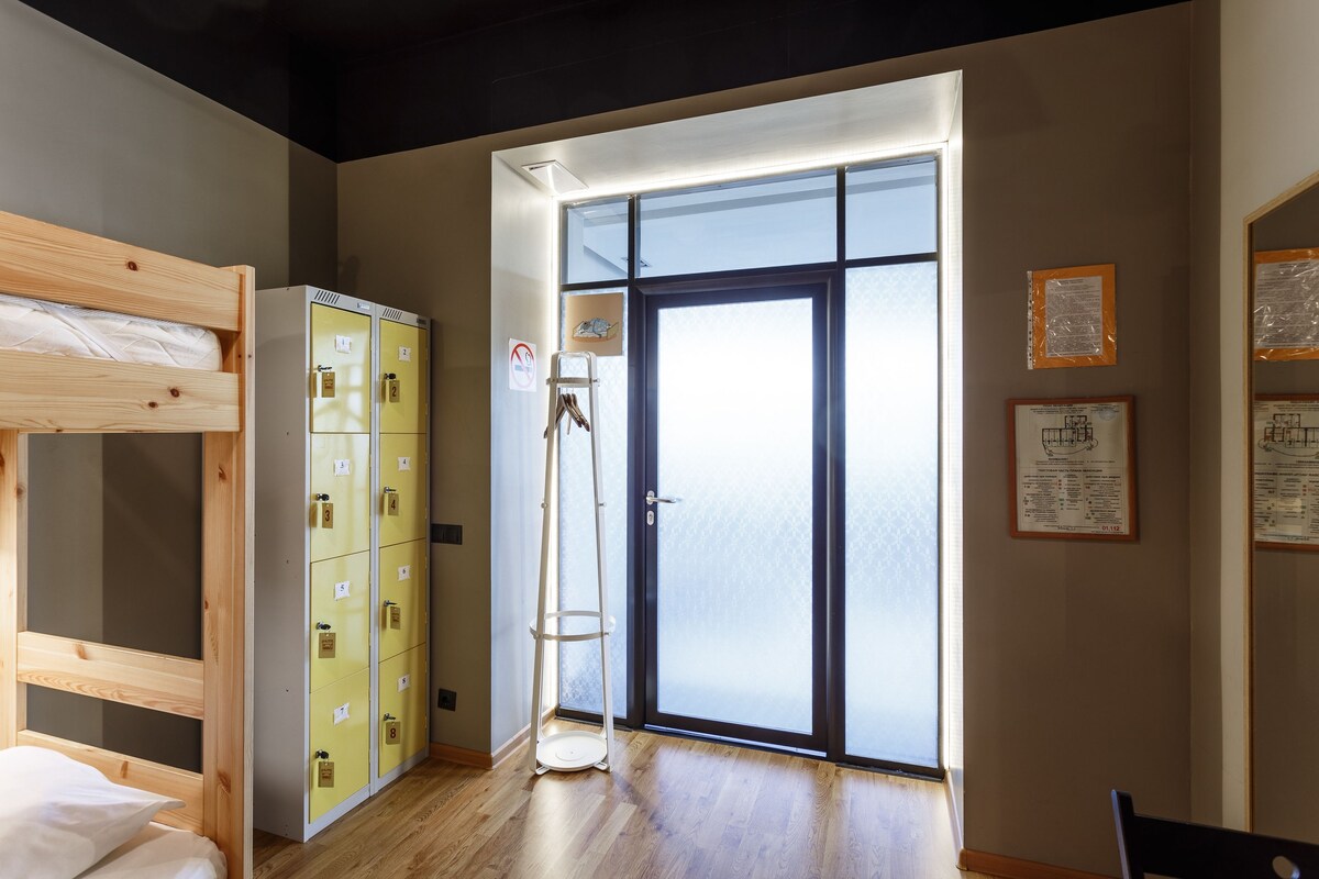 共用宿舍 (Bed in 8-Bed Room ) | 客房內保險箱、書桌、熨斗/熨衣板、免費搖籃/嬰兒床