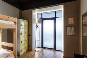 ห้องพักรวม (Bed in 8-Bed Room ) | ตู้นิรภัยในห้องพัก, โต๊ะทำงาน, เตารีด/โต๊ะรีดผ้า