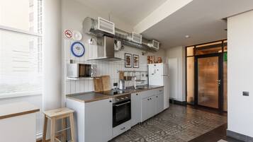 Refrigerador con congelador, microondas, horno y parrilla de estufa