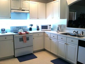 Family Villa, Garden Area | Shared kitchen | Fridge, microwave, oven - Sm215695 - Davenport Lakes - 3 Bed 2 Baths Villa (Davenport)