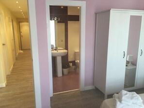 Combined shower/bathtub, free toiletries, towels