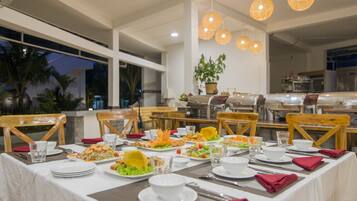 Breakfast and lunch served, local and international cuisine