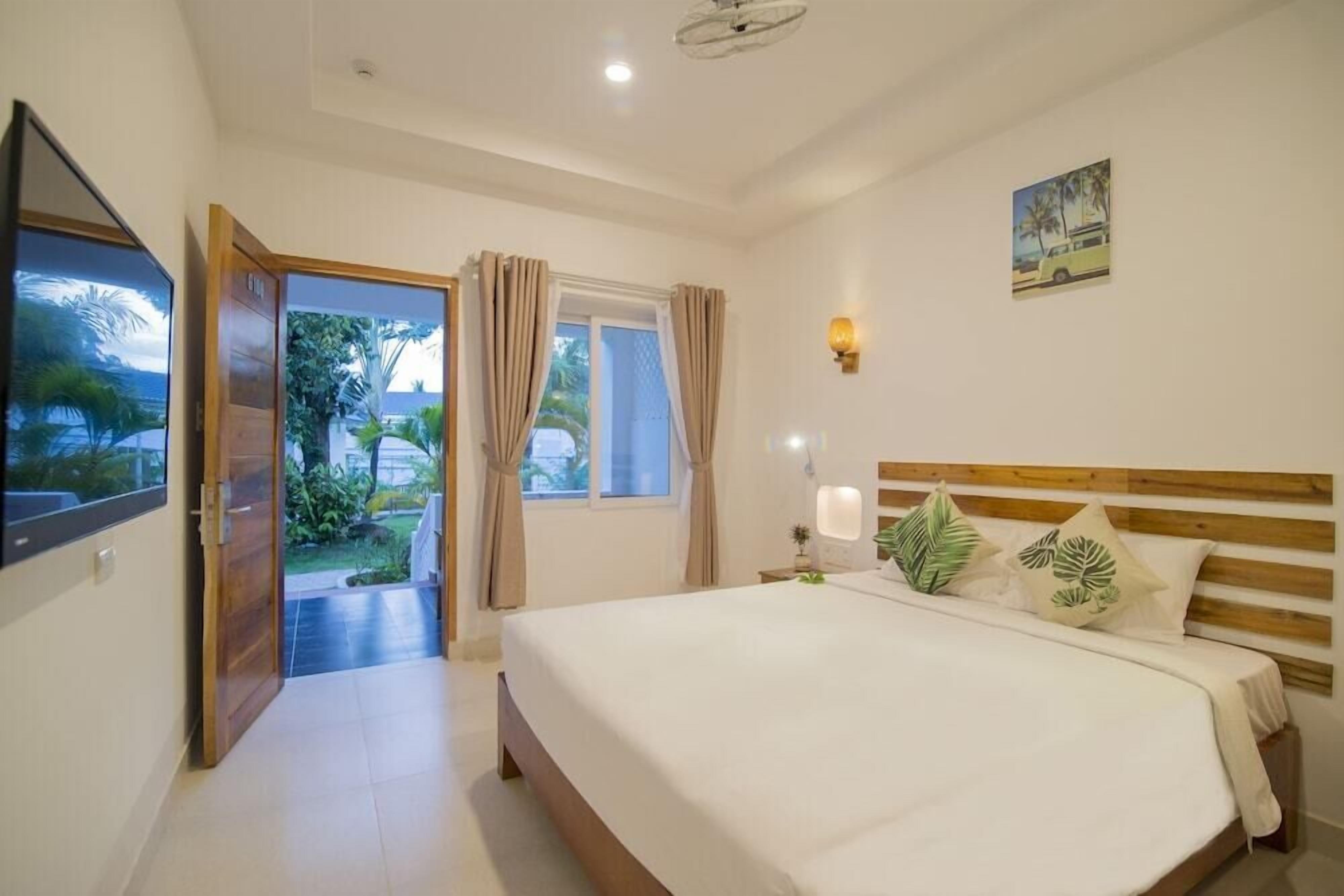 Minibar, in-room safe, soundproofing, iron/ironing board