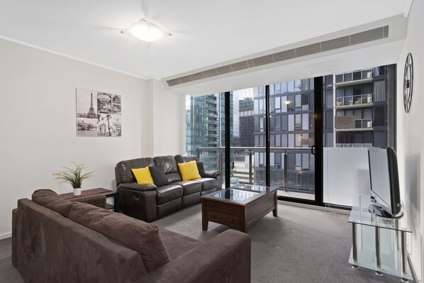 Apartment, 2 Bedrooms, 2 Bathrooms, City View | Living room