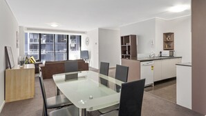 Apartment, 2 Bedrooms, 2 Bathrooms, City View | In-room dining - City Tower Apt (Southbank)