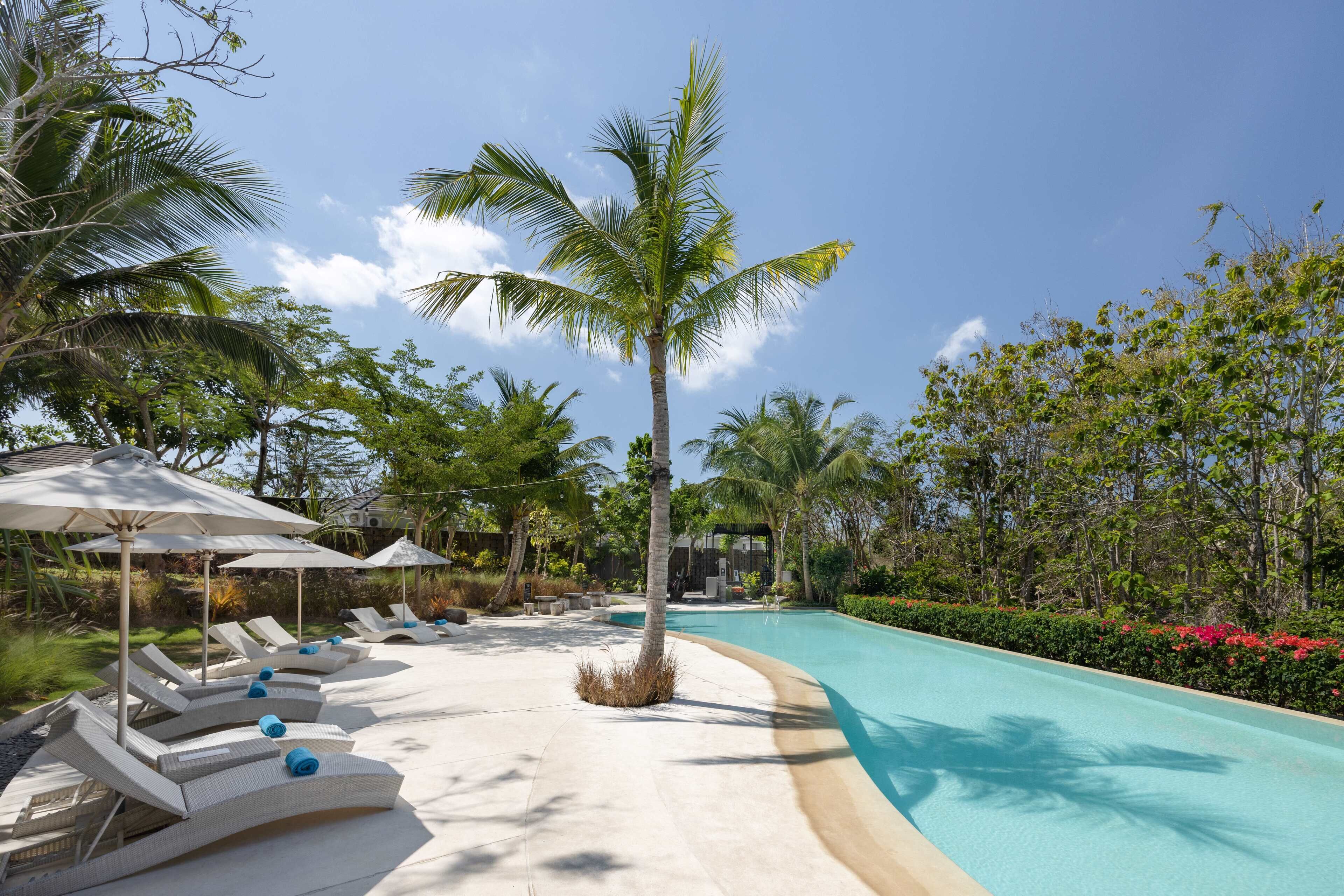 3 kolam renang outdoor, dengan kursi berjemur