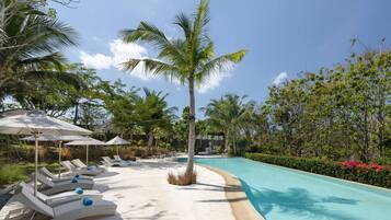 3 kolam renang outdoor, dengan kursi berjemur