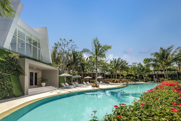 3 kolam renang terbuka, kerusi lepak pantai