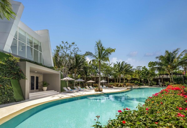 3 albercas al aire libre, acceso de 09:00 a 21:00, y camastros 