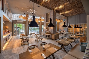 Petit déjeuner buffet (245000 IDR par personne)