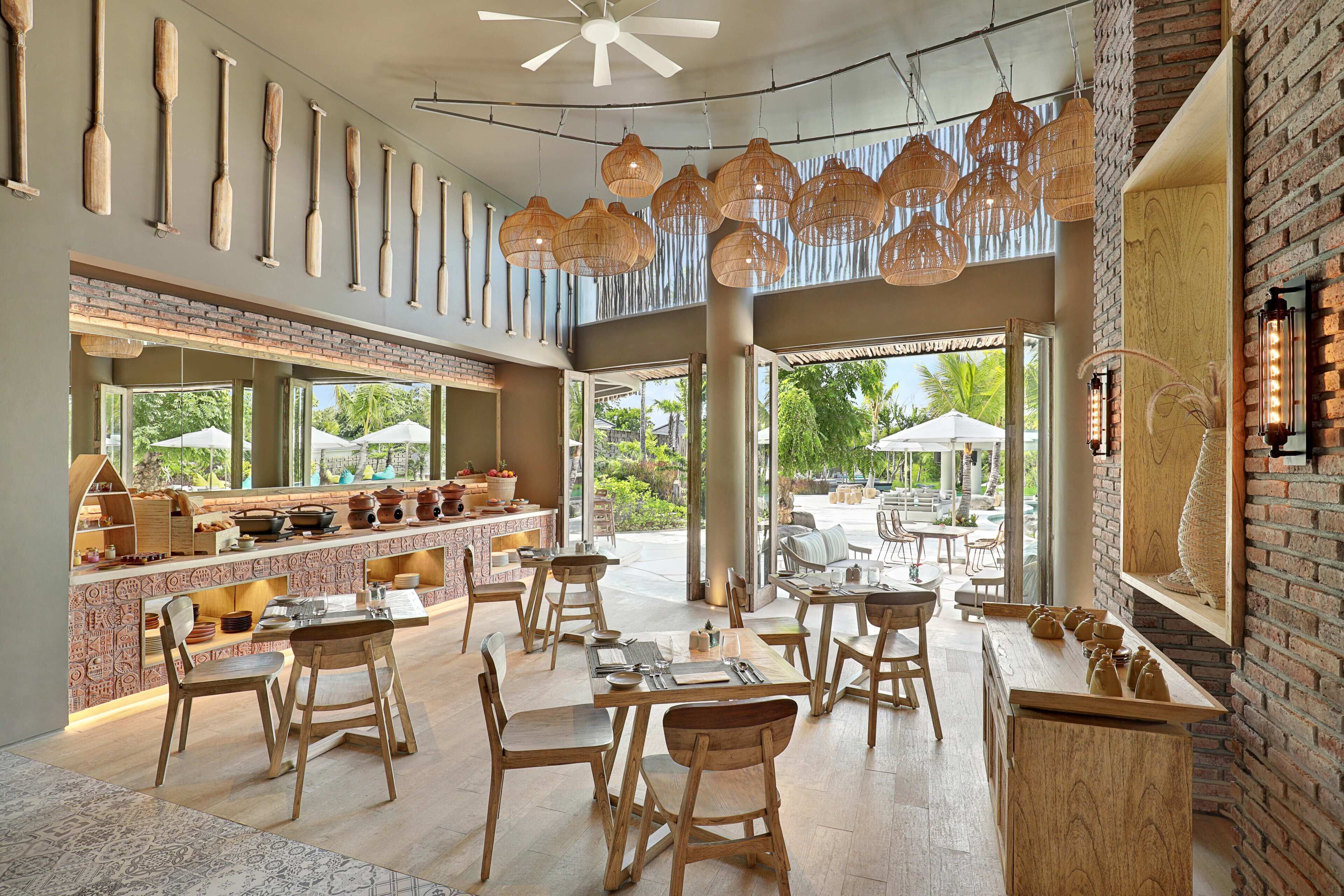 breakfast, lunch, dinner served; international cuisine