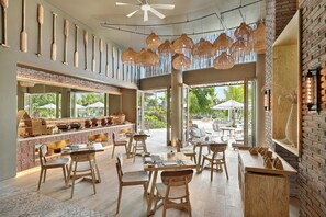 Se sirven desayunos y cocina internacional; con vista a la alberca 