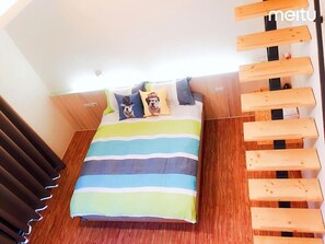 Desk, blackout curtains, soundproofing, rollaway beds - The Wus (Tainan)