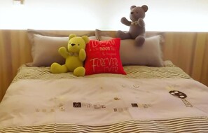 Desk, blackout drapes, soundproofing, rollaway beds - The Wus (Tainan)