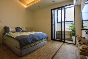 Desk, blackout curtains, soundproofing, rollaway beds - The Wus (Tainan)