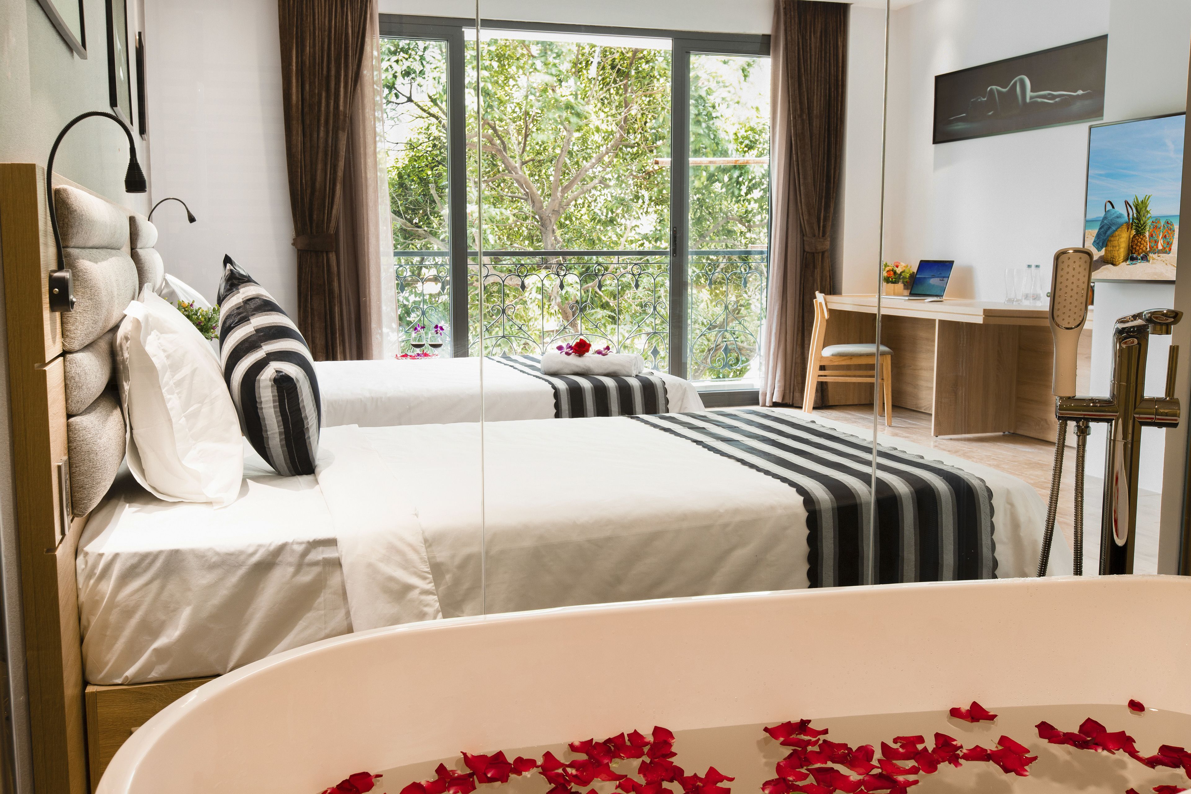 premium aiden king with balcony | 1 bedroom, minibar, in-room safe, desk