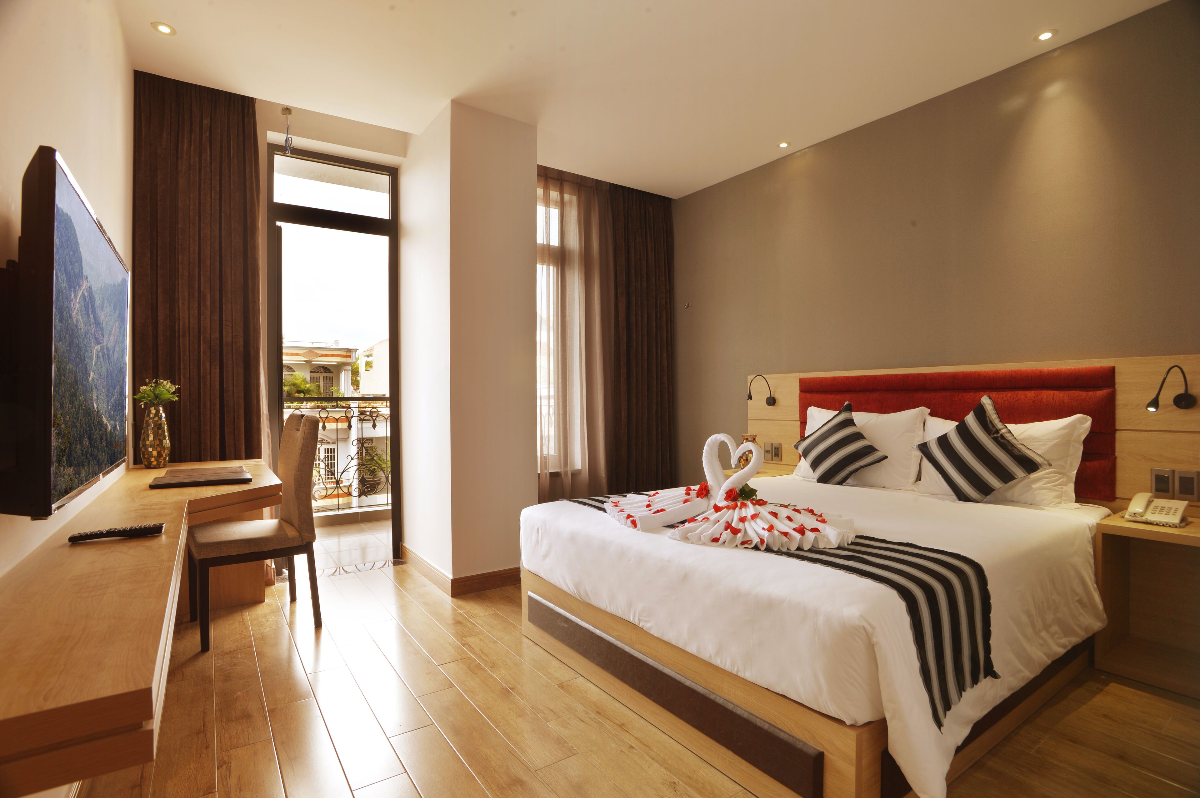 deluxe double room | street view