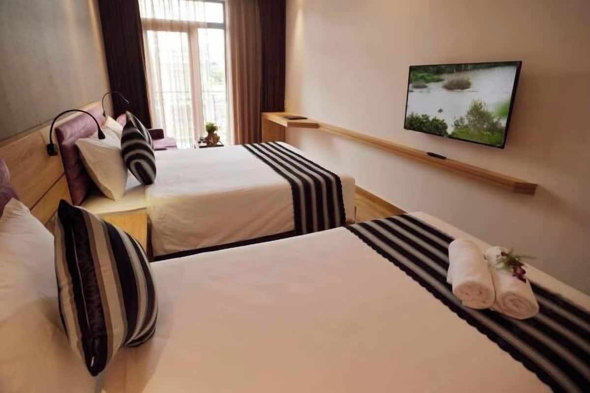 Minibar, caixa forta a l'habitació i escriptori