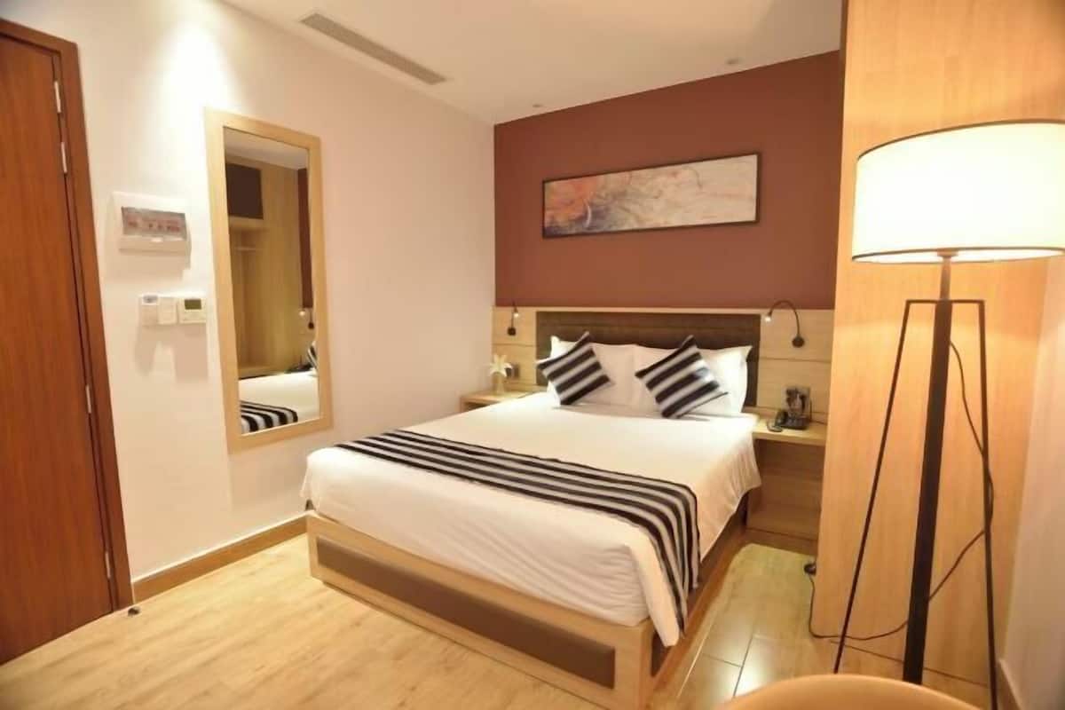 Minibar, caixa forta a l'habitació i escriptori