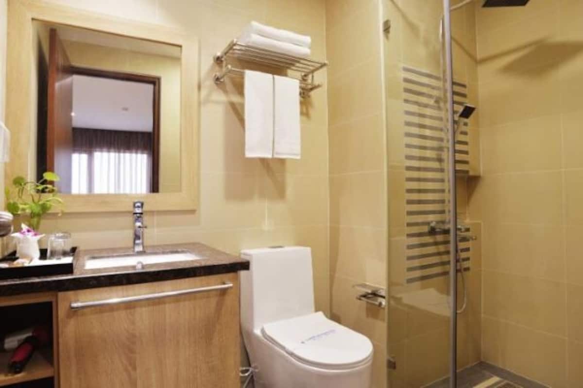 Dusj, toalettartikler (inkludert), hårføner og tøfler