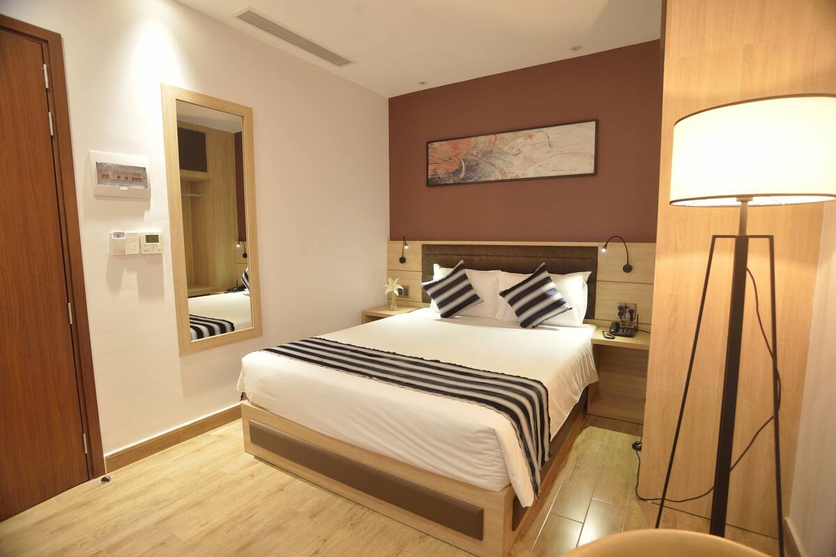 Standard Double Room | Frigobar, cofres nos quartos, escrivaninha