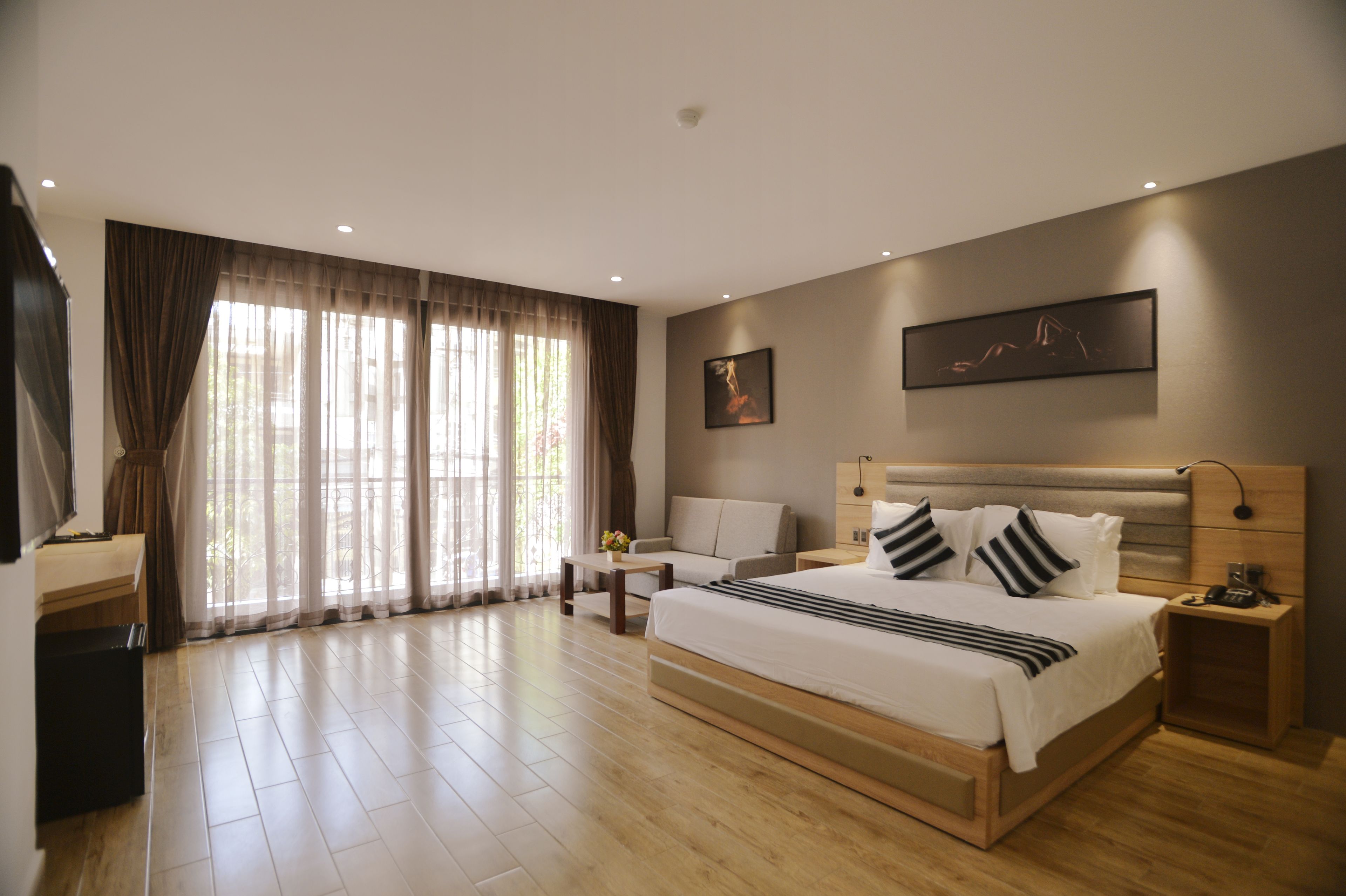 premium aiden king with balcony | 1 bedroom, minibar, in-room safe, desk