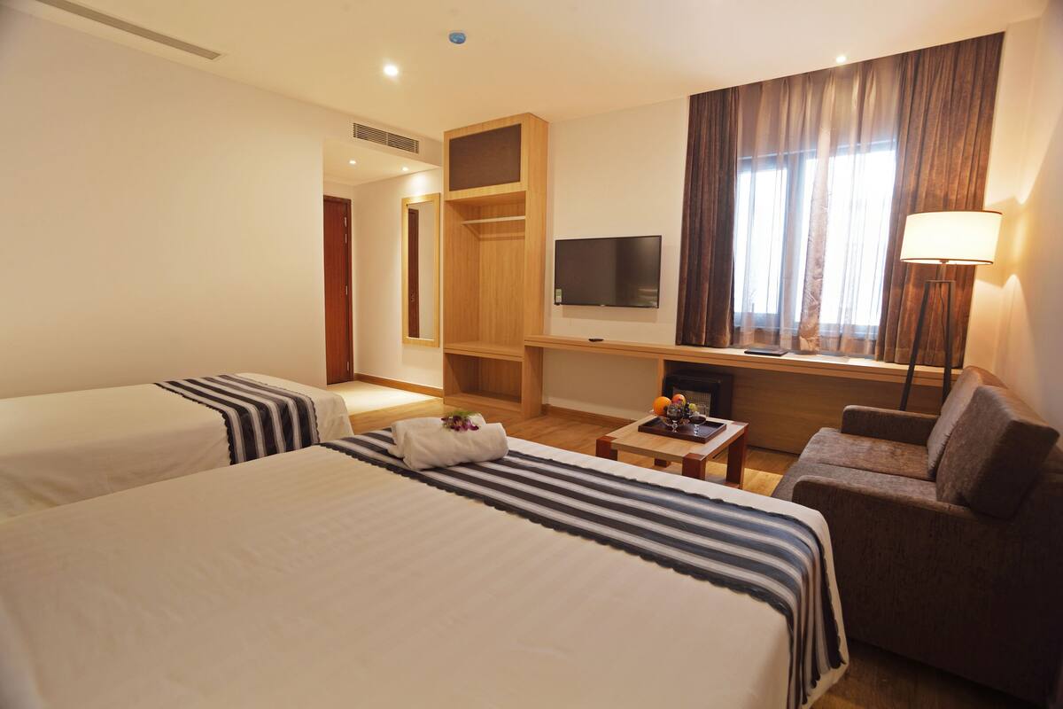 Gold Twin Room | Frigobar, cofres nos quartos, escrivaninha