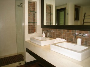 3-Bedroom Condo | Bathroom sink - CTW 5A by PIPS (Thep Krasattri)
