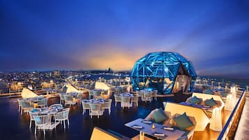 2 restaurants, breakfast, lunch, dinner served; international cuisine