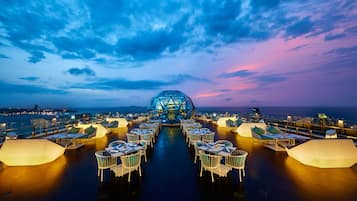 2 restaurants, spécialités Cuisine internationale