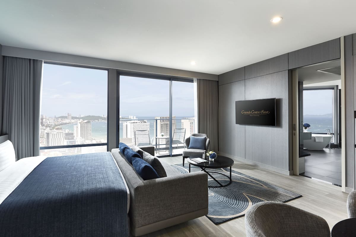 2 bedrooms, in-room safe, desk, blackout curtains