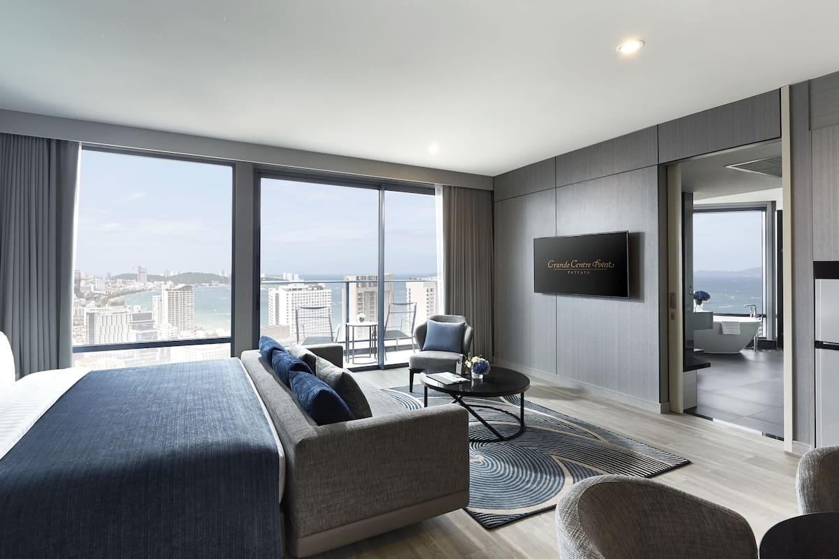 2 bedrooms, in-room safe, desk, blackout curtains