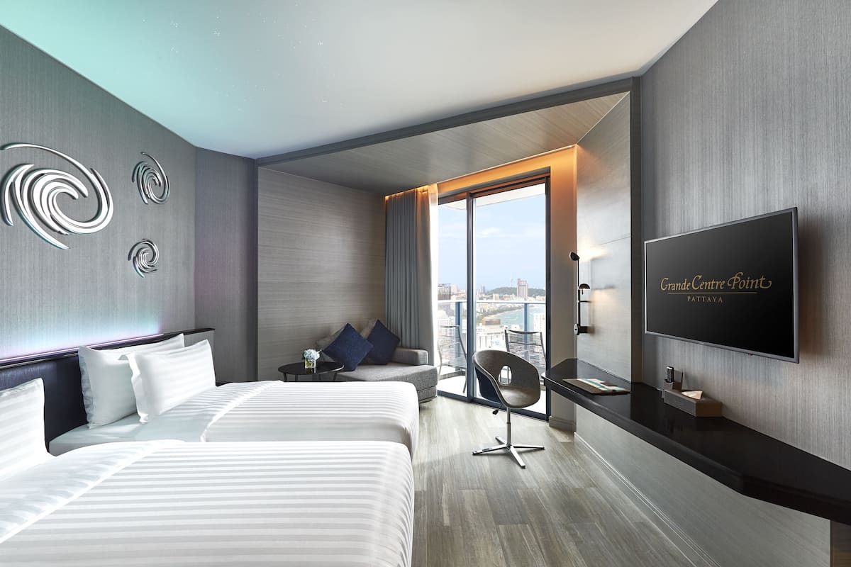 2 bedrooms, in-room safe, desk, blackout curtains