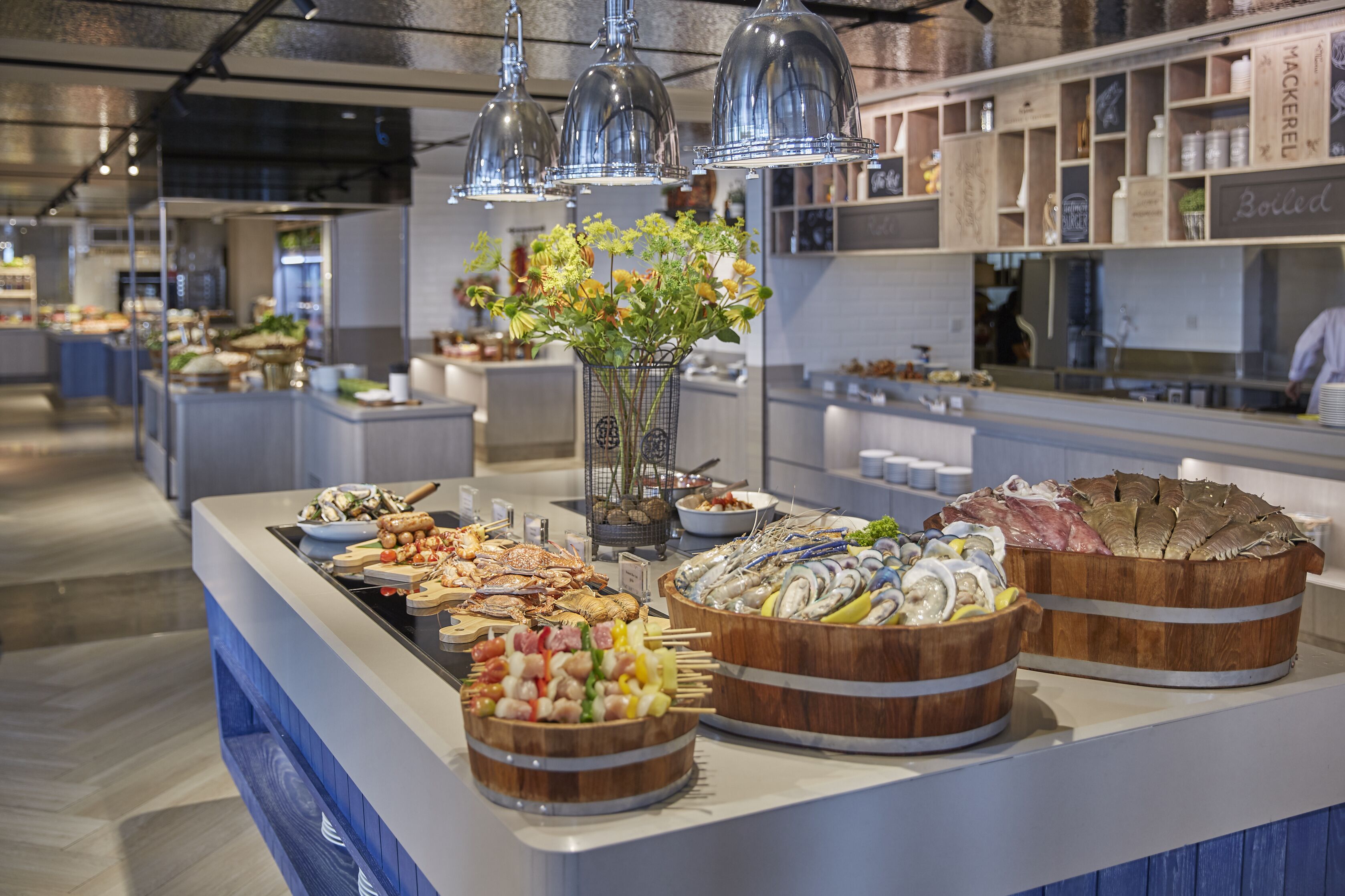 2 restaurants, breakfast, lunch, dinner served; international cuisine