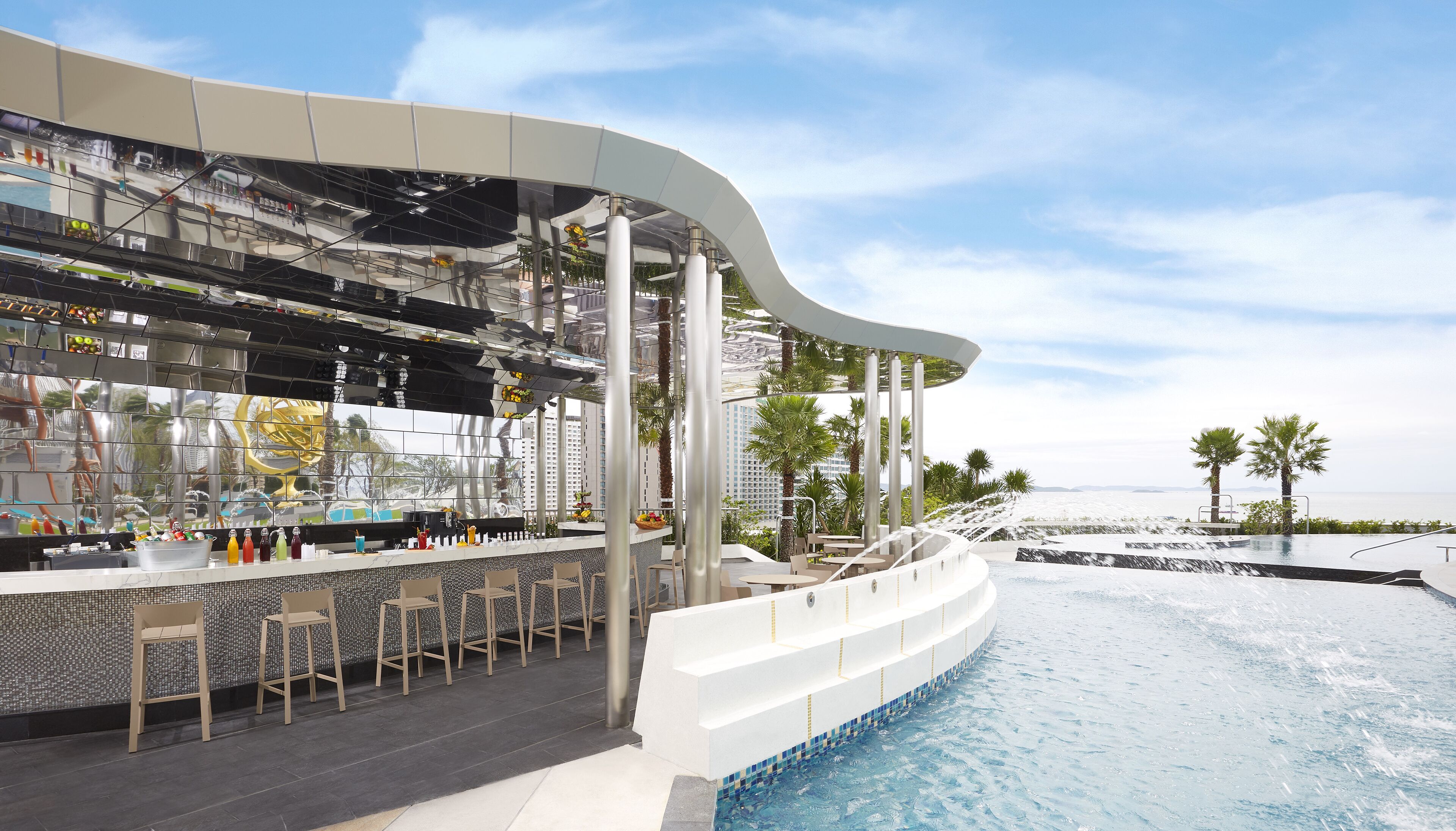 Utendørsbasseng, bassengtelt (inkludert) og solsenger