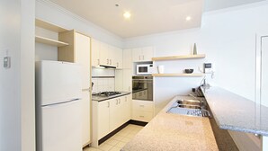 Business Apartment, 2 Bedrooms, 2 Bathrooms, River View | Private kitchen
