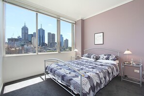 Departamento empresarial, 2 habitaciones, 2 baños, vista al río | 2 habitaciones, tabla de planchar con plancha, cunas gratuitas y wifi 