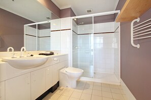 Business Apartment, 2 Bedrooms, 2 Bathrooms, River View | Bathroom - Best View Apartment in Southbank (Southbank)