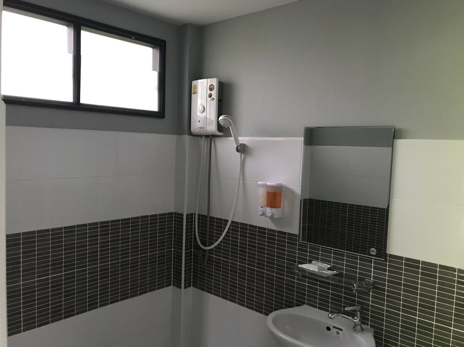 deluxe double room | bathroom | shower, free toiletries, towels