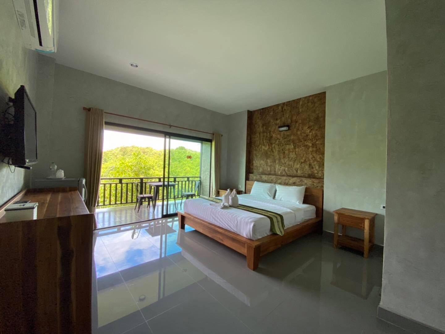 deluxe double room | 1 bedroom, individually decorated, desk, blackout curtains