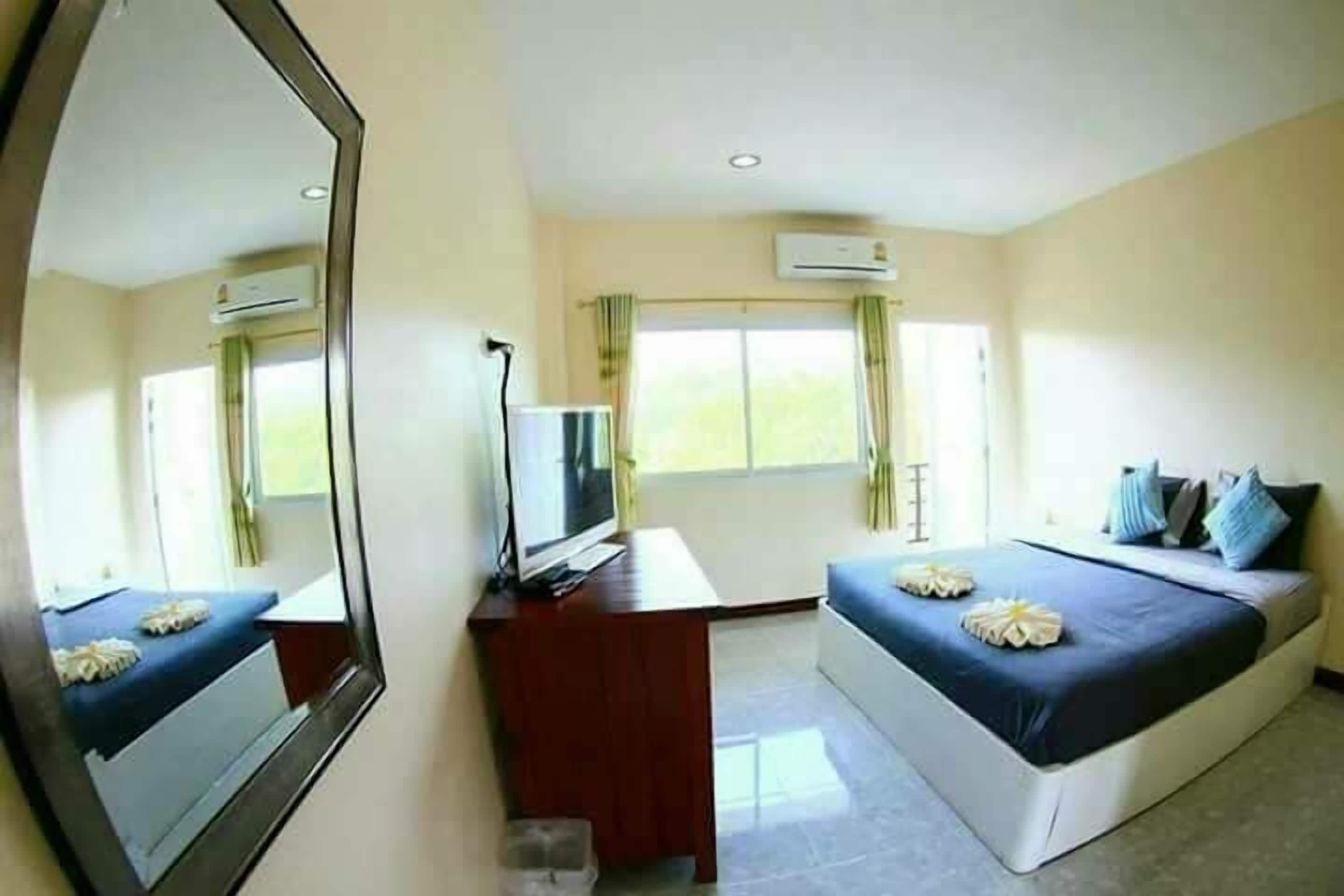 deluxe double room | 1 bedroom, individually decorated, desk, blackout curtains