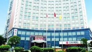 Ein mehrstöckiges Hotel mit moderner Fassade, großen Fenstern und einem markanten Eingang.