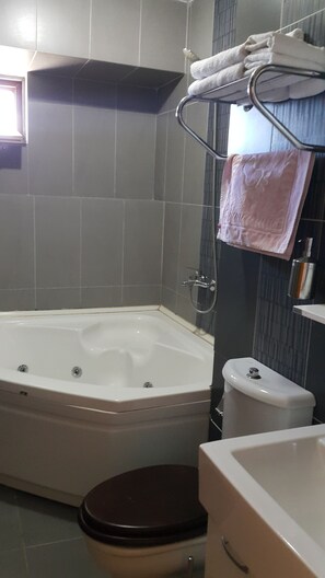 Habitación Deluxe doble, bañera de hidromasaje | Baño | Artículos de higiene personal gratuitos, secador de pelo y zapatillas