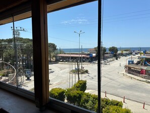 供应早餐、午餐和晚餐